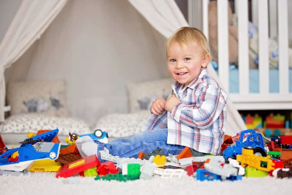 Child toddler playing with construction toys at home — Stock Photo, Image