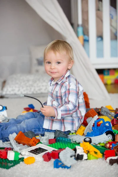 Evde inşaat oyuncakları ile oynayan çocuk Toddler — Stok fotoğraf