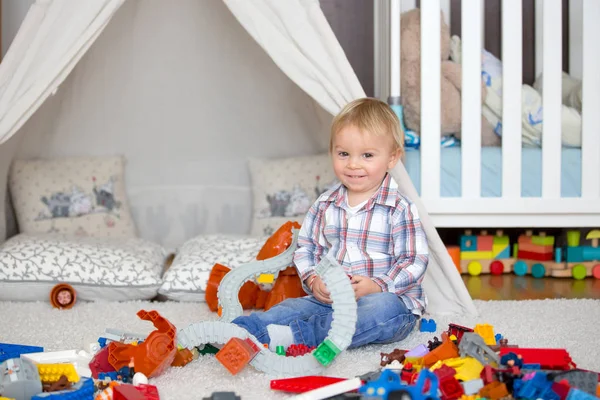 Niño pequeño jugando con juguetes de construcción en casa — Foto de Stock