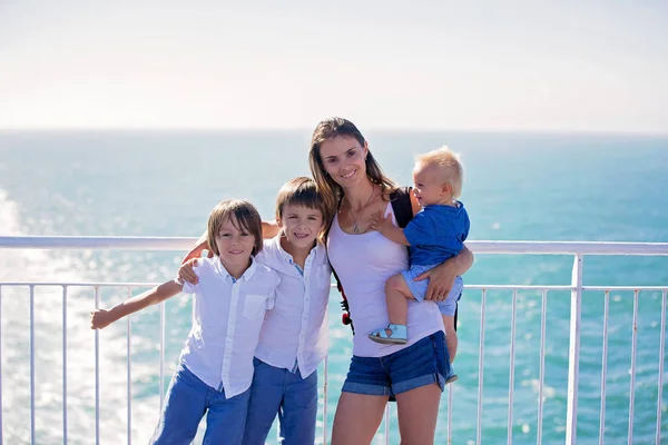 Ευτυχισμένη οικογένεια με τα παιδιά, απολαμβάνοντας το ταξίδι του πλοίου από το uppe — Φωτογραφία Αρχείου