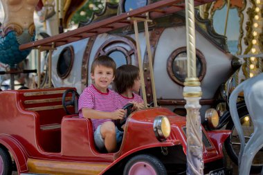 Çocuklar Merry Go Round üzerinde gidiyor, çocuklar Carousel oynamak
