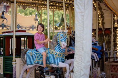 Çocuklar Merry Go Round üzerinde gidiyor, çocuklar Carousel oynamak