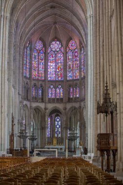 Büyük katedralde küçük çocuk