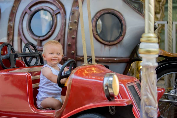 Los niños van en Merry Go Round, los niños juegan en carrusel — Foto de Stock