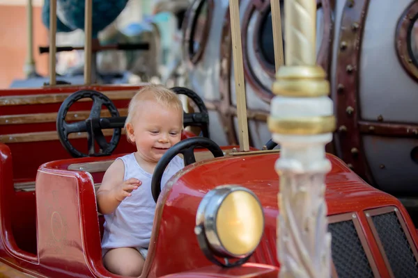 Los niños van en Merry Go Round, los niños juegan en carrusel — Foto de Stock