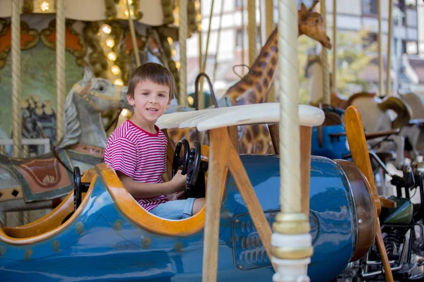 Les enfants vont sur Merry Go Round, les enfants jouent sur le carrousel — Photo