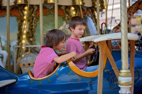 Barn som åker på Merry Go Round, barnen leker på karusellen — Stockfoto