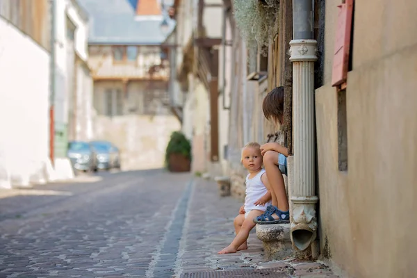 Eski bir evin ön sundurma üzerinde oturan tatlı bebek çocuk, — Stok fotoğraf