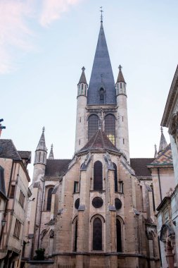 Yaz aylarında farklı binalar ile Dijon sokaklarında
