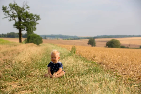 Bambino in pieno campo in Francia — Foto Stock