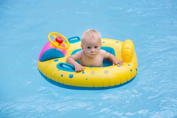 Bambino carino, giocando con barca gonfiabile in piscina — Foto Stock