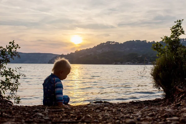 かわいい子供、幼児、湖の上の夕日を楽しんで — ストック写真