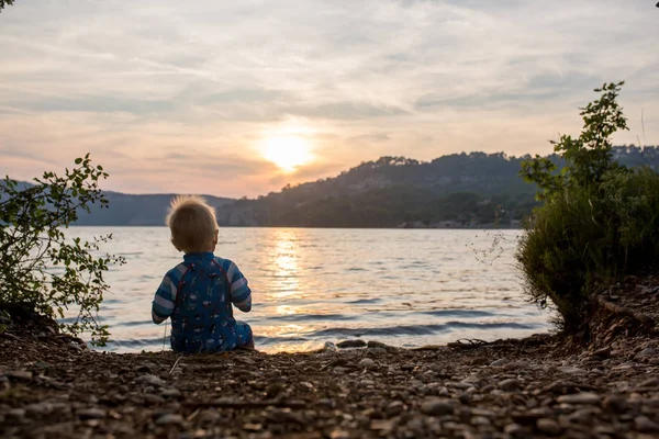 かわいい子供、幼児、湖の上の夕日を楽しんで — ストック写真