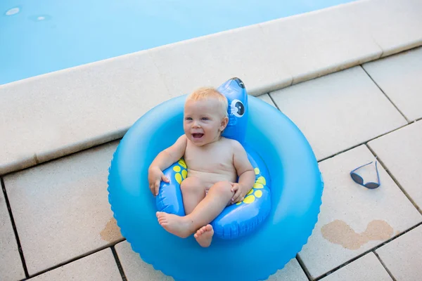 Niedliches Kind Spielen Mit Schlauchboot Pool Urlaub — Stockfoto