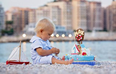 Tatlı bebek çocuk, deniz teması kek ile ilk Doğum günü kutluyor