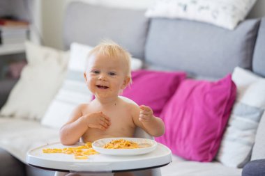 Tatlı bir yaşında çocuk, evde makarna yeme, çocuk Spa yiyor