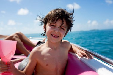 Mutlu güzel moda Aile, çocuklar ve ebeveynler, giyinmiş