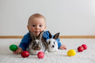Bunnies ve Paskalya ile oynayan küçük yürümeye başlayan çocuk, bebek çocuk, 