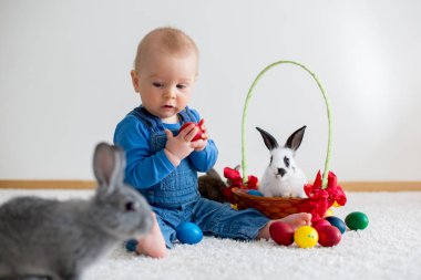 Bunnies ve Paskalya ile oynayan küçük yürümeye başlayan çocuk, bebek çocuk, 