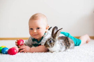Bunnies ve Paskalya ile oynayan küçük yürümeye başlayan çocuk, bebek çocuk, 