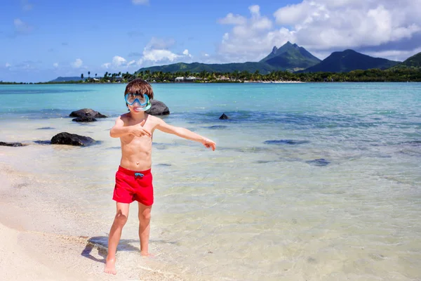 Enfant plongeant en apnée sur une plage tropicale. Enfants plongée en apnée dans l'océan sur fam — Photo