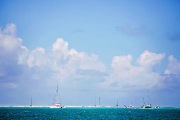 美丽惊人的自然背景。热带蓝色的太阳海。卢克苏 — 图库照片