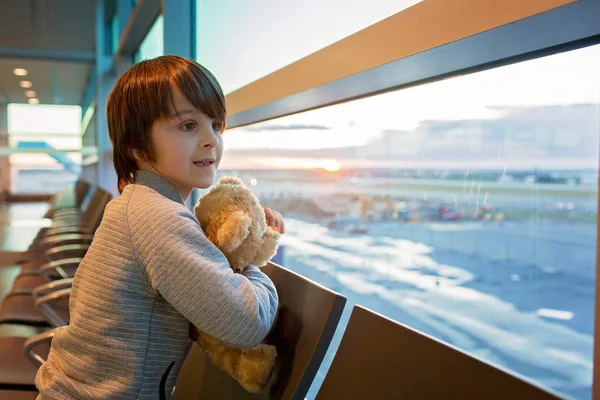 Çocuklar, birlikte seyahat, havaalanında bekliyor TH — Stok fotoğraf