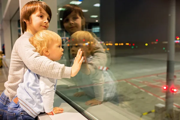 Kinder, die zusammen reisen, am Flughafen warten, um an Bord zu gehen. — Stockfoto