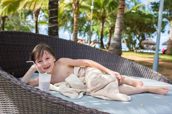 Cute Boy, picie Choco Milkshake na pokładzie basen podczas hol — Zdjęcie stockowe