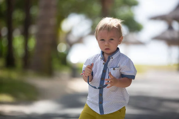 Rozkošný chlapeček batole, oblečený v příležitostných šatech, WA — Stock fotografie