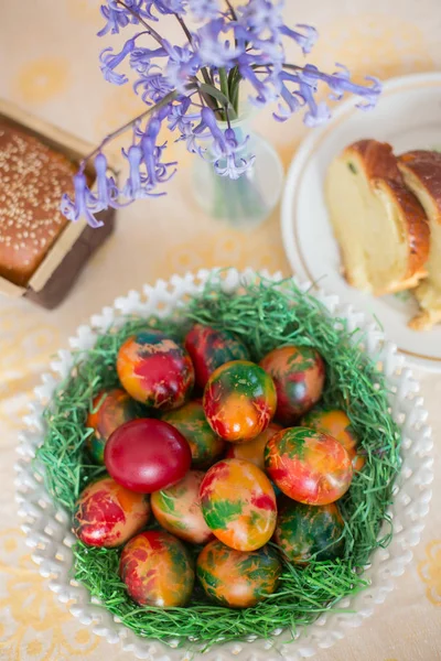Easter eggs and fresh baked sweet bread — Stock Photo, Image