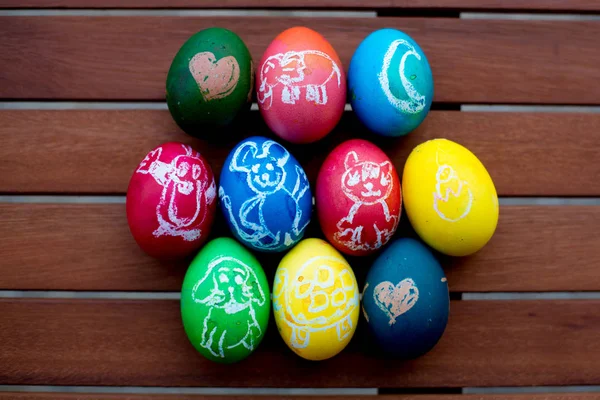 Цветные пасхальные яйца с детскими рисунками — стоковое фото