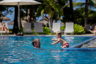 Baba ve oğul havuzda eğleniyor 