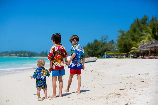 快乐美丽的时尚儿童，穿着夏威夷衬衫，pl — 图库照片