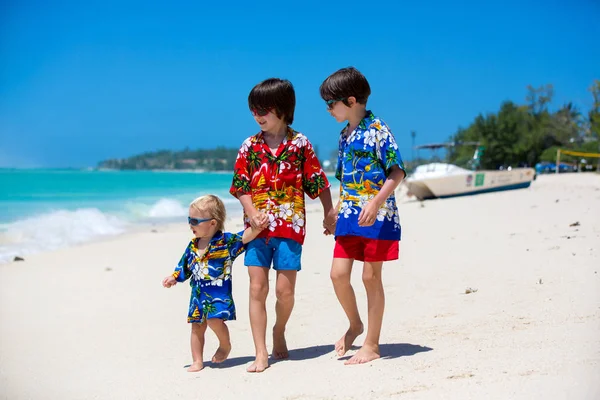 Feliz hermosa moda de los niños, vestidos con camisas hawaianas, pl —  Fotos de Stock