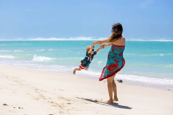 Felice bella famiglia di moda, mamma e bambini, vestiti in haw — Foto Stock