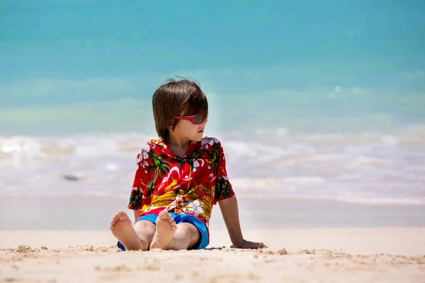 Feliz hermosa familia de moda, mamá y los niños, vestidos de haw — Foto de Stock