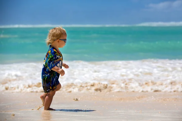 Felice bella famiglia di moda, mamma e bambini, vestiti in haw — Foto Stock