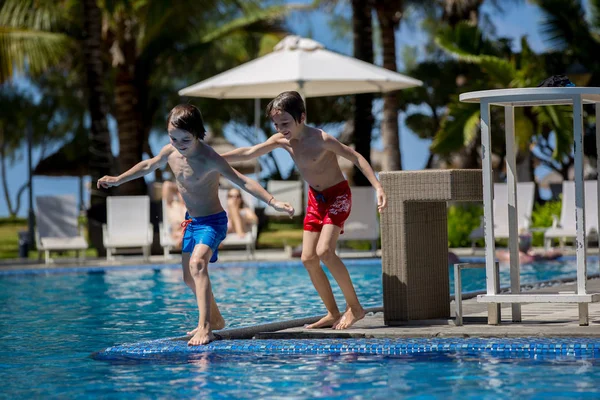 Ευτυχισμένα παιδιά, αδέλφια, διασκεδάζουν στην πισίνα — Φωτογραφία Αρχείου