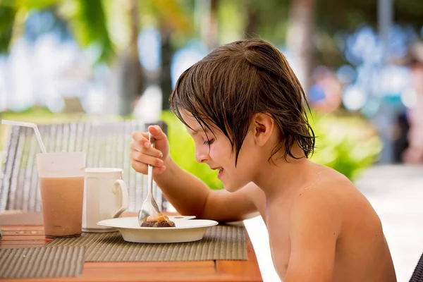 Dolce bambino in età prescolare, mangiare deserto in un ristorante sulla spiaggia summ — Foto Stock