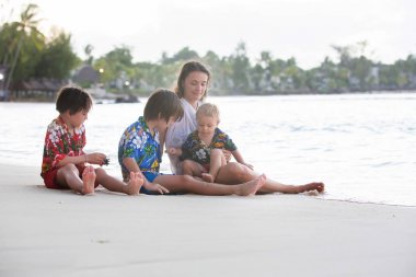Mutlu güzel moda aile, çocuklar, hawaiian sh giymiş
