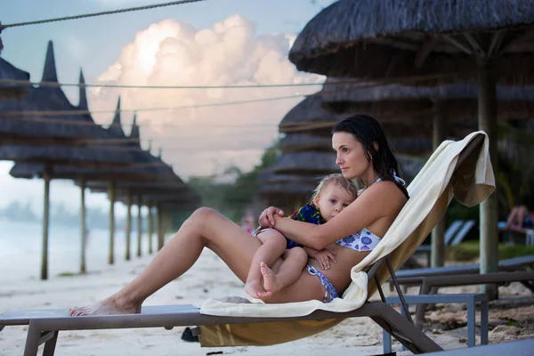 Mère, allaitant son tout-petit garçon sur la plage, étreignant sur t — Photo