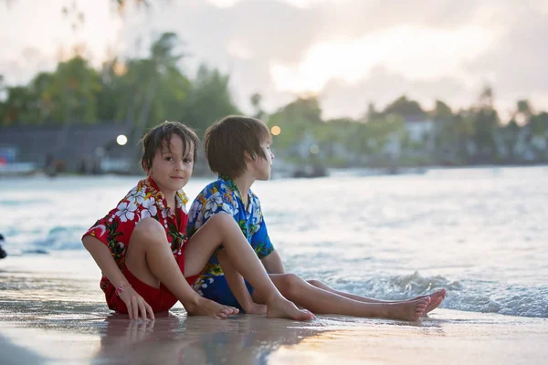 Joyeux belle famille de mode, enfants, habillés en sh hawaïen — Photo