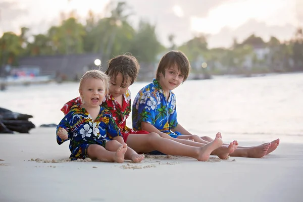 Feliz hermosa familia de la moda, los niños, vestidos con sh hawaiano —  Fotos de Stock