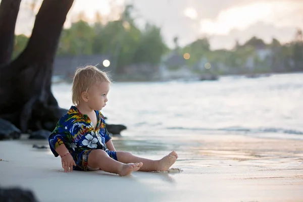 快乐美丽的时尚家庭，孩子们，穿着夏威夷什 — 图库照片