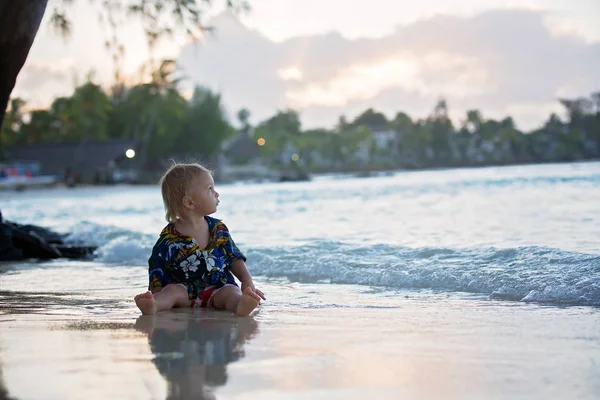 快乐美丽的时尚家庭，孩子们，穿着夏威夷什 — 图库照片