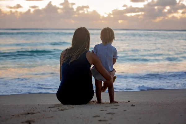 Joyeux belle famille de la mode, les enfants, vêtus occasionnellement, enjo — Photo