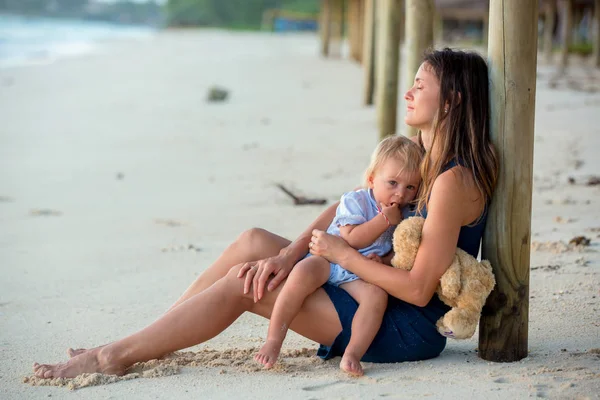 Feliz bela família da forma, mamãe e bebê, abraçando, casualmente — Fotografia de Stock