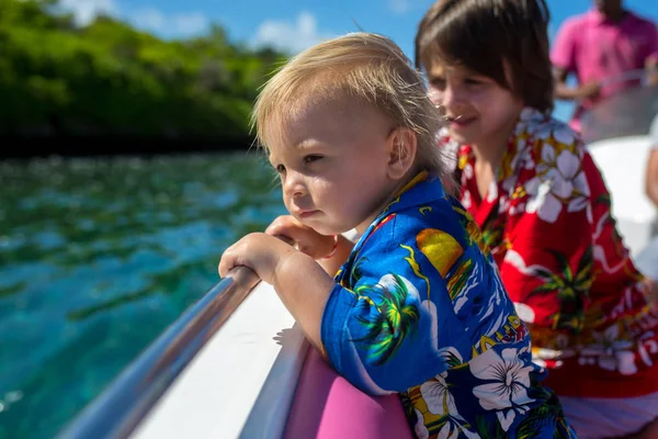 Feliz hermosa familia de moda, niños y padres, vestidos con —  Fotos de Stock