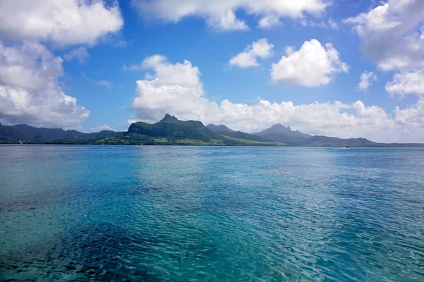 Hermoso increíble fondo de la naturaleza. Mar de sol azul tropical. Luxu. — Foto de Stock